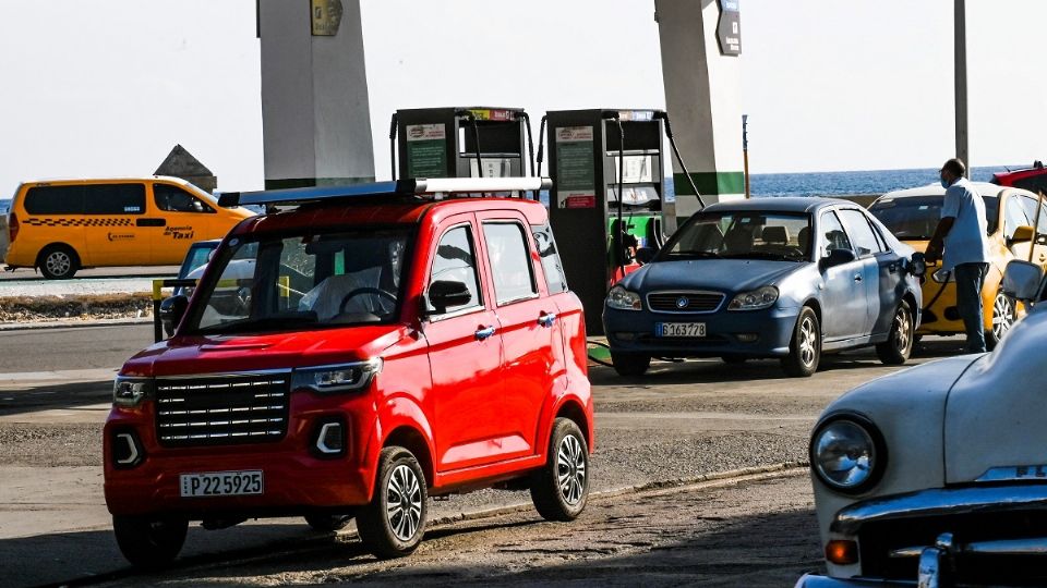 Habitantes de la isla ven en estos automotores la solución ante la falta de gasolina
