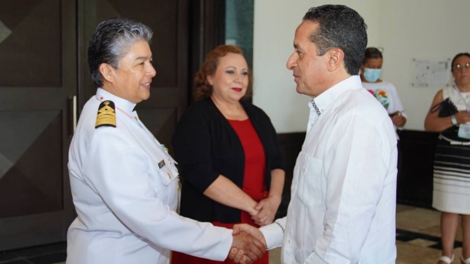 Carlos Joaquín y una capitana recibieron un reconocimiento