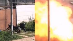 Momento exacto en que le explota una motobomba a un policía que intentaba desactivarla | VIDEO