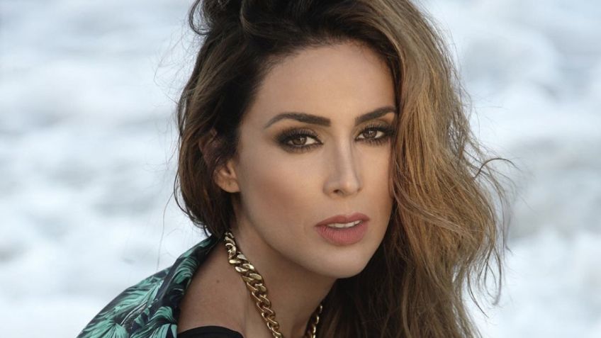 ¡Bellísima! Jacky Bracamontes da cátedra de elegancia al posar con un maxi vestido | FOTO