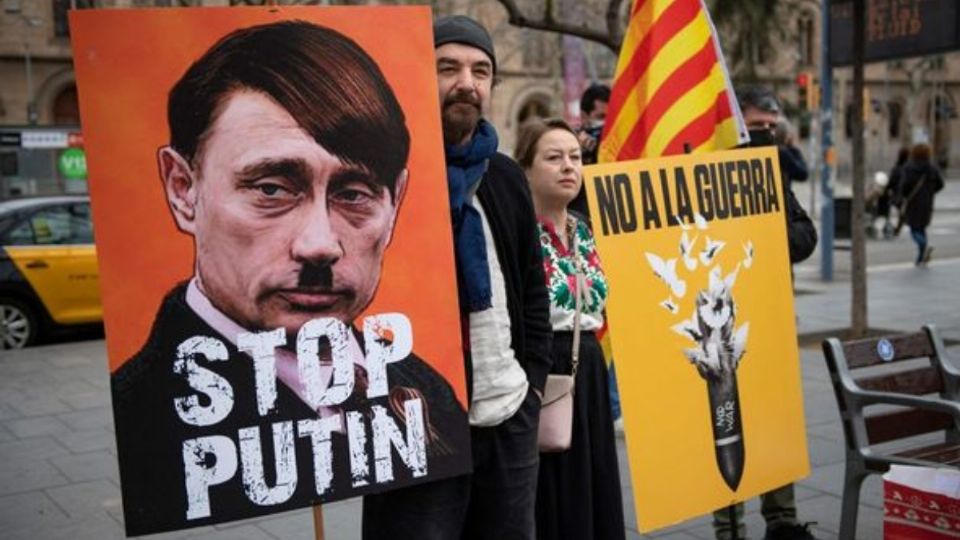 Algunos activistas que están en contra de la guerra han comparado a Putin con Hitler.