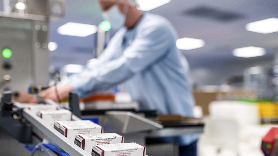 El aval de la FDA permite a Pfizer y Moderna iniciar la distribución de las vacunas en EU
