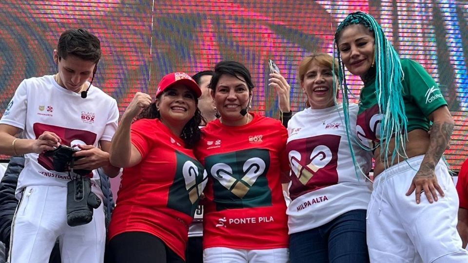 Clara Brugada tomó la clase completa en el Zócalo