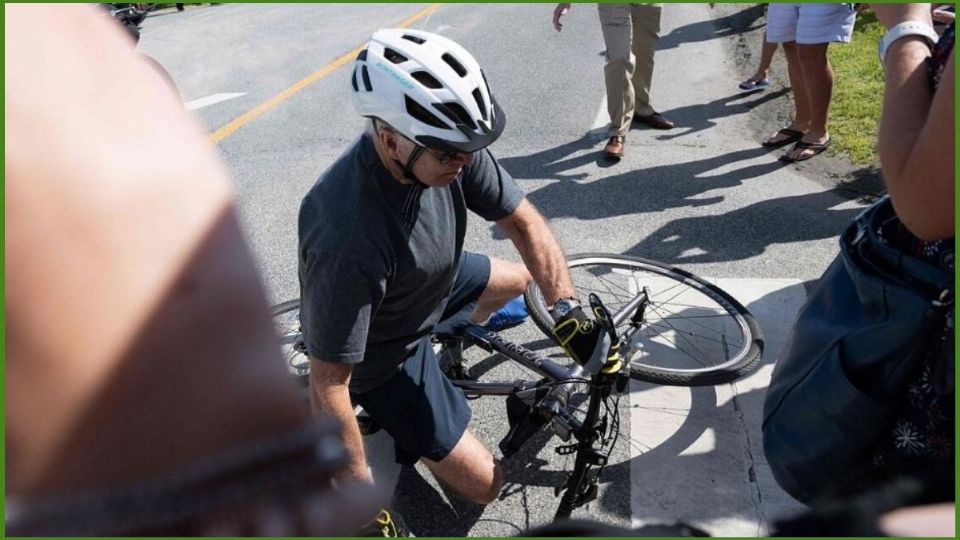 El presiente cayó frente a varias personas que captaron el momento