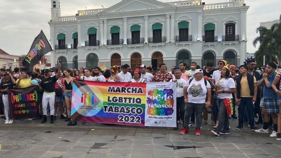 Varias personas acudieron con la emblemática bandera de colores y pancartas en mano con leyendas en mano como 'el odio nunca hizo a nadie menos gay'