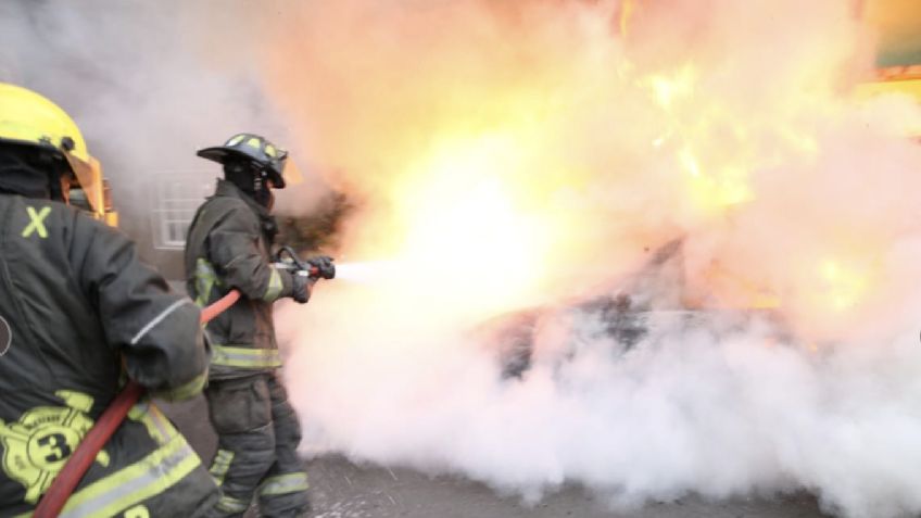 VIDEO muestra como bomberos de la CDMX combaten el fuego que consumía a un auto en la colonia Romero Rubio