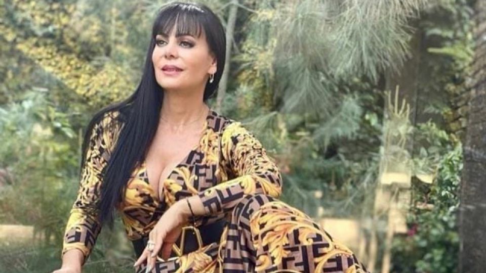 Maribel Guardia presumió el mejor estilo con este maravilloso look.