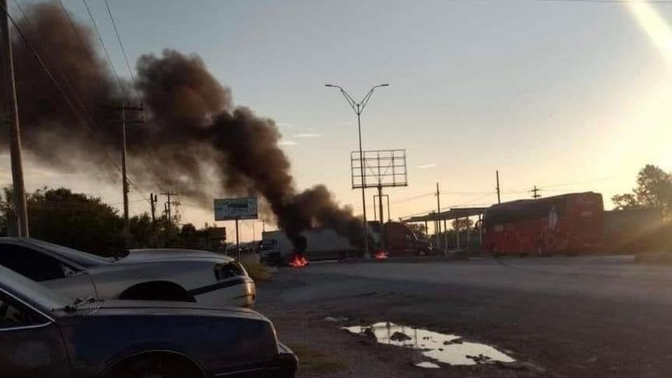 En la principal avenida La Sexta y periférico dos autos fueron atravesados e incendiados.

