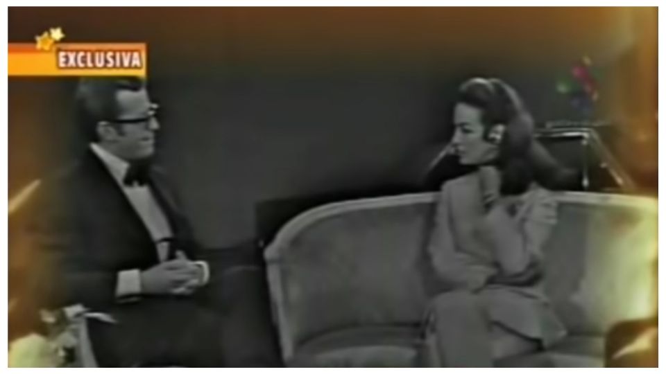 El periodista Jacobo Zabludovsky entrevista a María Félix.