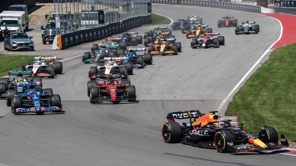 Max al frente de toda la parrilla en el inicio de la carrera en Canadá.