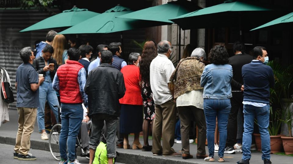 CELEBRACIÓN. Ayer, en diversos restaurantes se pudo observar a personas esperando mesa