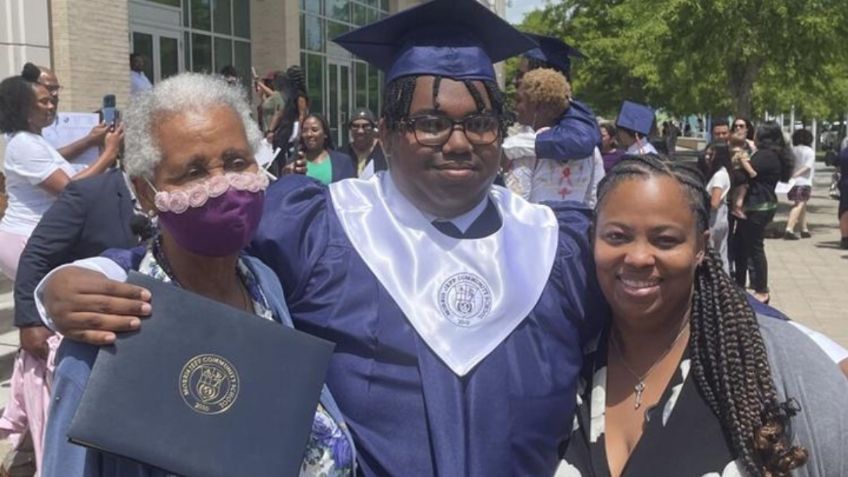 Abuelita fue a la graduación de su nieto y al salir una bala perdida le arrebató la vida