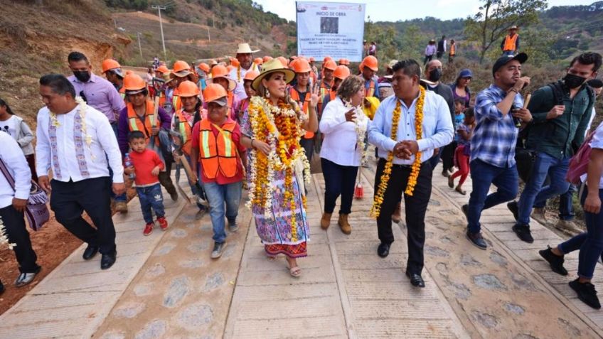 Supervisa Evelyn Salgado avances de pavimentación artesanal de caminos en La Montaña de Guerrero