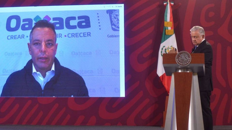 AMLO y el gobernador Murat durante el informe del paso del huracán Agatha.