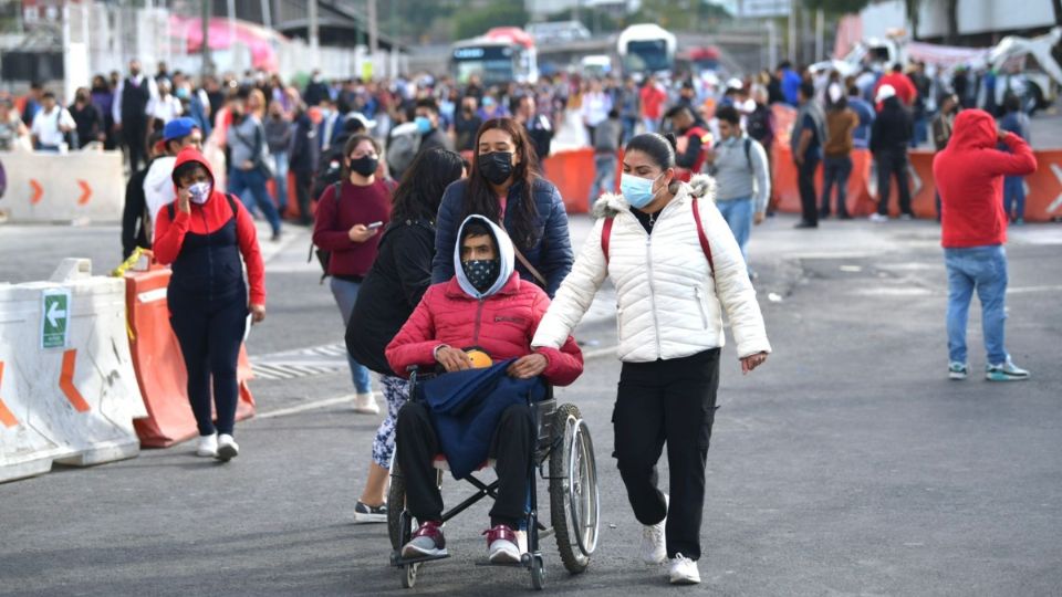 Miles tuvieron que caminar en dirección al metro e incluso personas con discapacidad tuvieron que ser auxiliados.