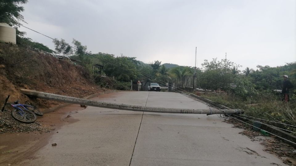 Las fuertes lluvias y vientos tras el paso de Agatha, generaron afectaciones en diversos caminos.