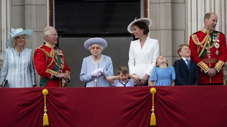 FAMILIA REAL, FELIZ. Disfrutaron la exhibición aérea de la Royal Air Force, que formó parte del primer día de festejos