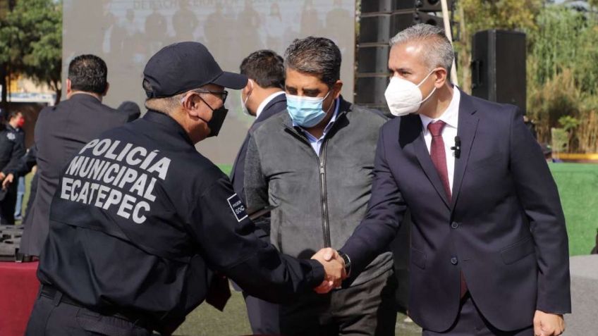 Fernando Vilchis entrega 200 armas y certificados de bachillerato a policías municipales