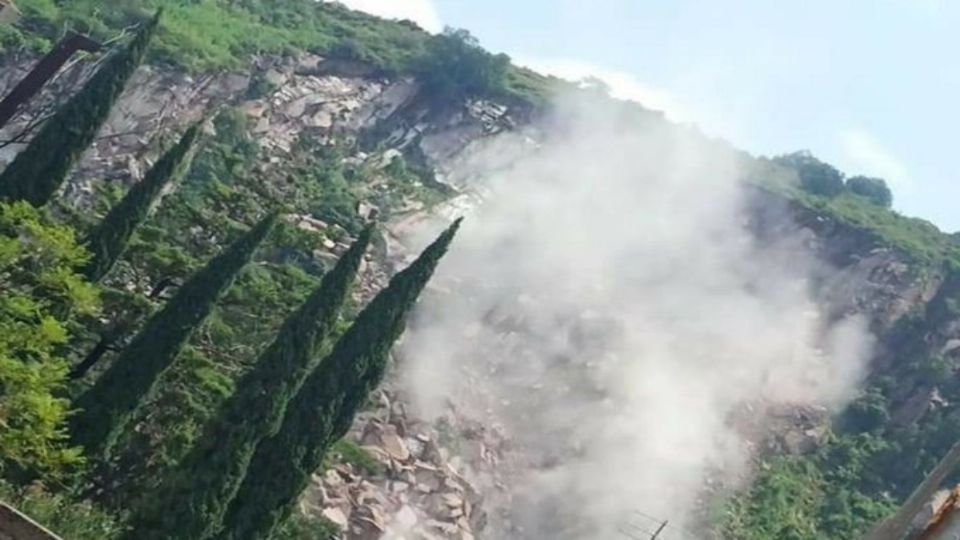 La carretera bloqueada por e derrumbe ya fue liberada y el transito por la zona restablecido.