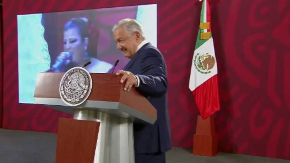 AMLO reprodujo 'La Pollera Colorá' para felicitar al candidato presidencial de Colombia.