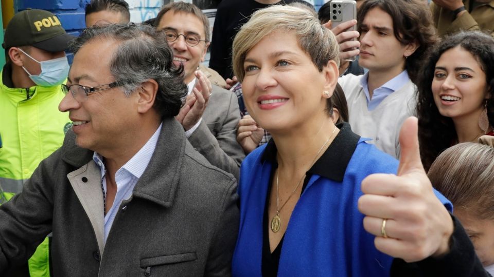 Verónica Alcocer junto a su esposo, el ahora presidente electo  de Colombia, Gustavo Petro