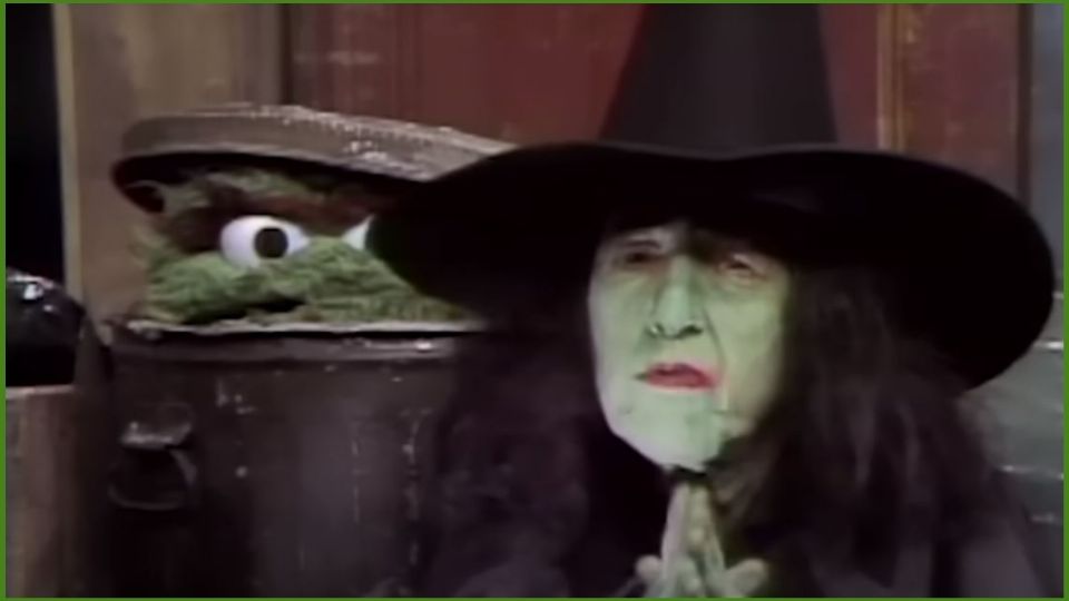 La actriz Margaret Hamilton le da vida al personaje de la Bruja Malvada del Oeste