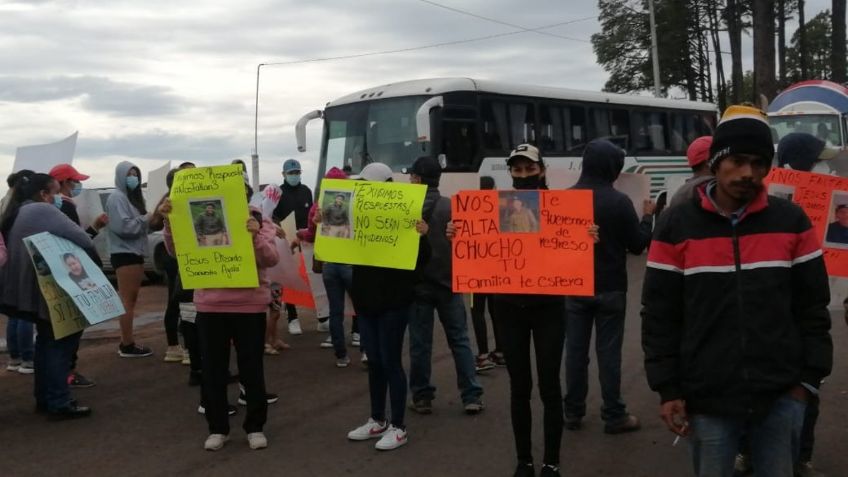 Familiares de desaparecidos bloquean carretera en Acuitzio