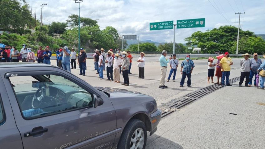 Bloquean campesinos la Autopista del Sol en Guerrero; exigen fertilizantes