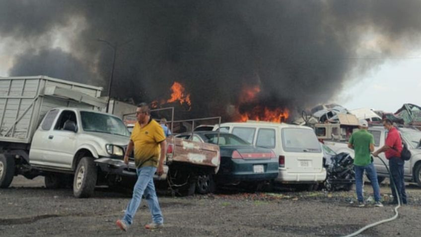 Más de 100 vehículos se incendian en corralón de Apatzingán; bomberos sufren intoxicación