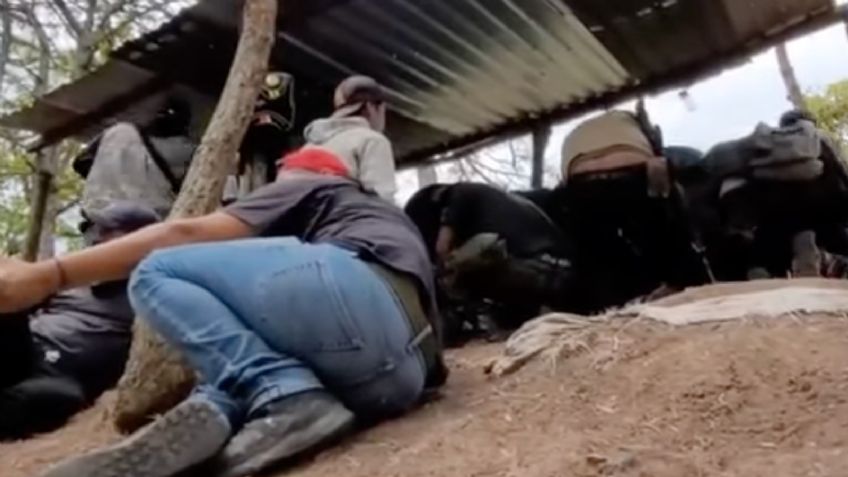 Periodistas quedan en medio de una balacera entre policía comunitaria y civiles armados en Guerreo | VIDEO