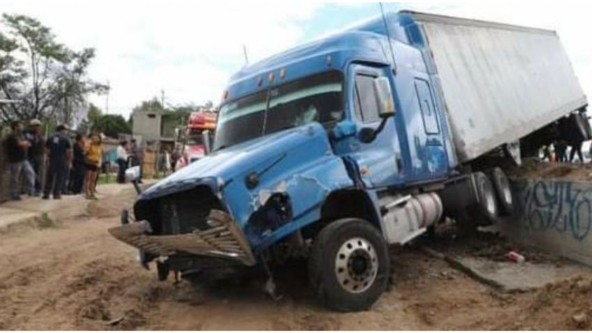 Las impactantes imágenes de la balacera, persecución y choque de un tráiler robado en la México-Pachuca