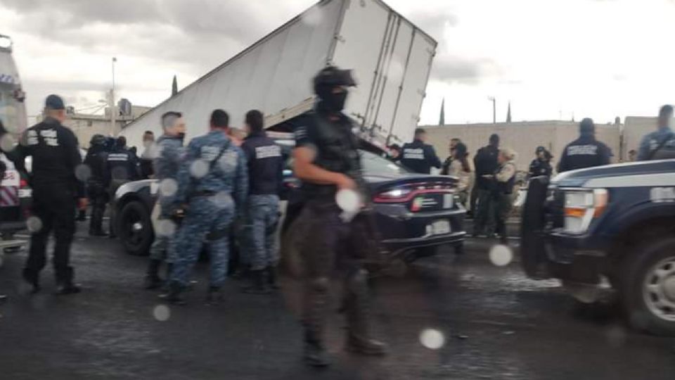 Un tráiler robado se impactó contra un retén a la altura de Ojo de Agua, Estado de México