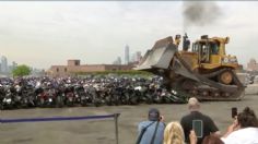 Excavadora aplasta decenas de motos y autos confiscados en Nueva York: VIDEO