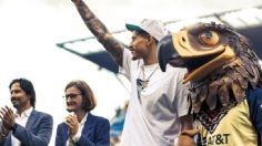 "Es una águila real": Juan Toscano, primer mexicano campeón de la NBA, recibió el jersey de Guillermo Ochoa