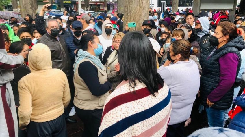 Contra viento y lluvia, módulos para vacunar a menores de 12 años en Edomex se llenan al máximo