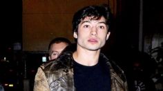 Acusan a Ezra Miller de dar refugio a una familia en un ambiente peligroso; hay armas por todos lados