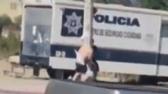 Baja California: Captan a presunto ladrón amarrado de un poste frente a caseta de policía en Tijuana | VIDEO