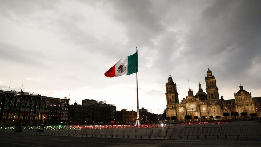 Así fue el rescate de la bandera del Zócalo que estaba atorada | VIDEO