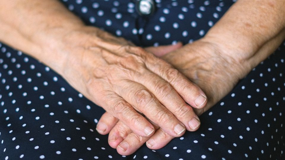 La mujer vivía sola, pues enviudó hace unos años; la mataron en la entrada de su casa.