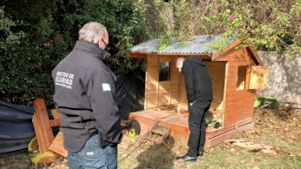 El narco se escondía debajo de la tierra en una casa de muñecas.