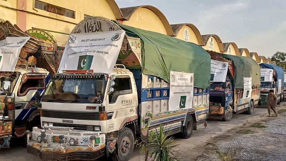 Tiendas para los albergues y comida iniciaron a arribar para damnificados
