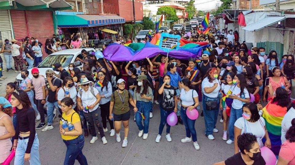 Durante la marcha llevaron una monumental bandera multicolor que simboliza la lucha de la comunidad LGBTTTIQ+