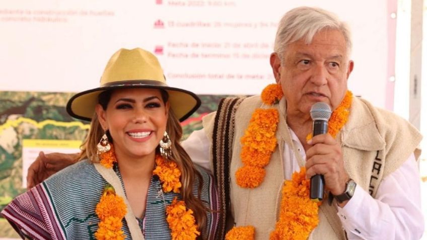 Evelyn Salgado y AMLO supervisan avances del programa de pavimentación de caminos artesanales en la Montaña de Guerrero