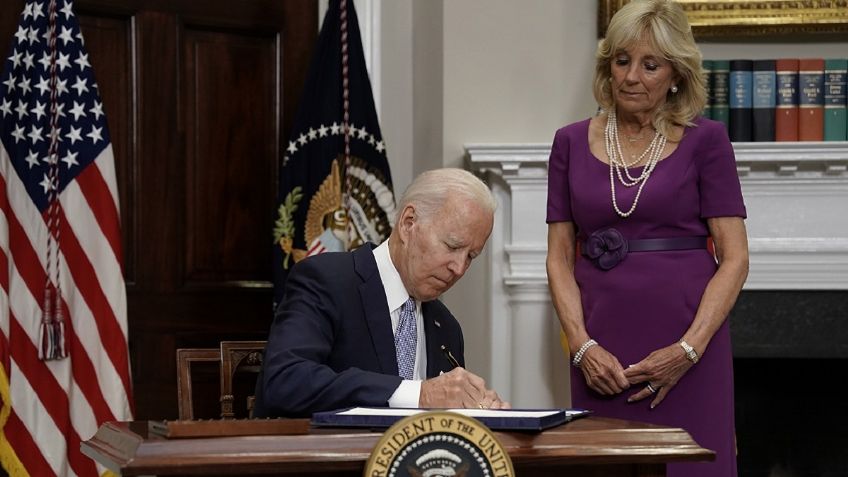 Biden firma ley de armas y asegura: "Salvaremos muchas vidas"