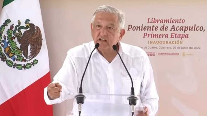 AMLO promete plazas automáticas en el gobierno a titulados de las Benito Juárez