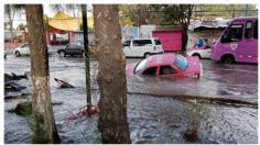 Taxi de CDMX cae a SOCAVÓN provocado por MEGA fuga de agua en calle de Iztapalapa | FOTOS