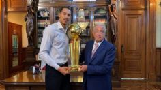 AMLO se reúne con Juan Toscano en Palacio Nacional: primer mexicano en ganar un campeonato de la NBA