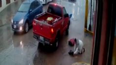 Puebla: El momento exacto en que una camioneta embiste a dos mujeres en Zacatlán | VIDEO