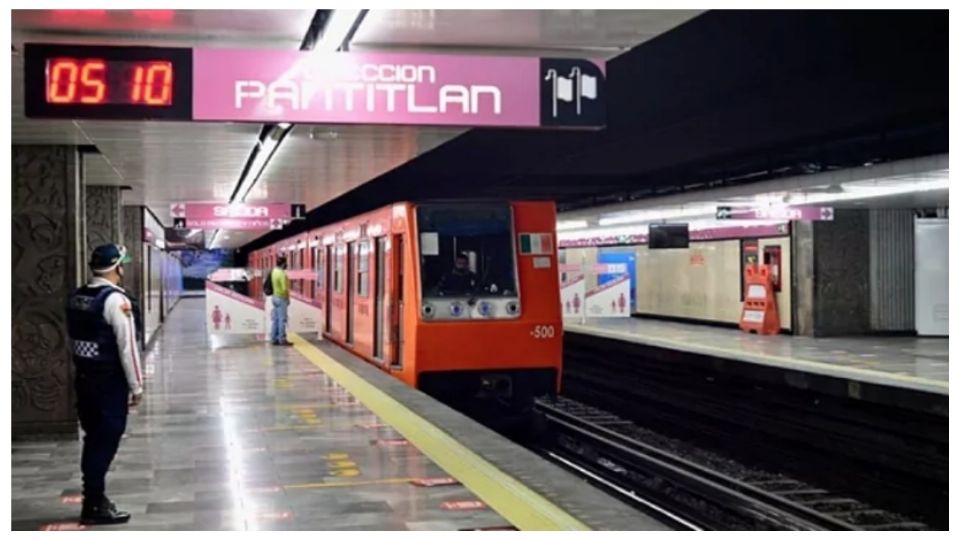 Un pasajero espera un tren en la Línea 1 del Metro.