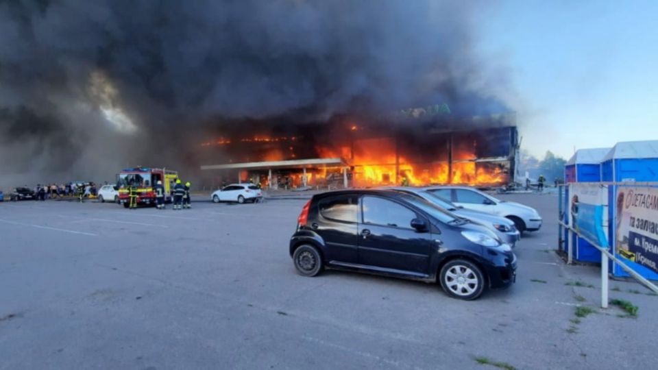 Una foto del SES de Ucrania muestra a los bomberos y los servicios de rescate extinguiendo un incendio en un centro comercial en Kremenchuk.